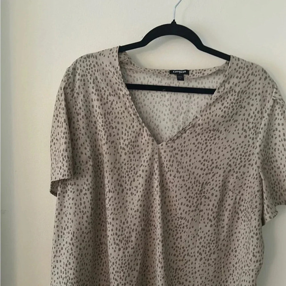 😍Express cheetah design blouse size xl 😍 - Picture 2 of 4